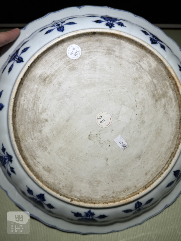 明永乐 青花缠枝四季花卉折沿海浪菱口盘 - 图26